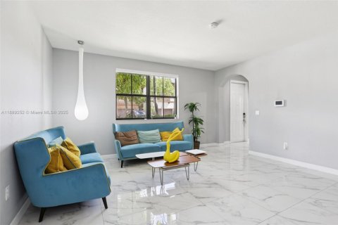 Townhouse in Miami, Florida 3 bedrooms, 195.47 sq.m. № 1941144 - photo 10
