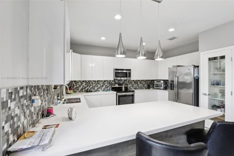 Townhouse in Miami, Florida 3 bedrooms, 195.47 sq.m. № 1941144 - photo 20