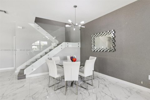 Townhouse in Miami, Florida 3 bedrooms, 195.47 sq.m. № 1941144 - photo 16