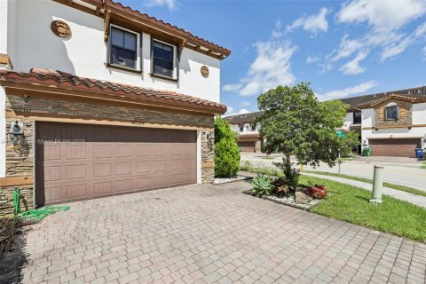 Townhouse in Miami, Florida 3 bedrooms, 195.47 sq.m. № 1941144 - photo 2