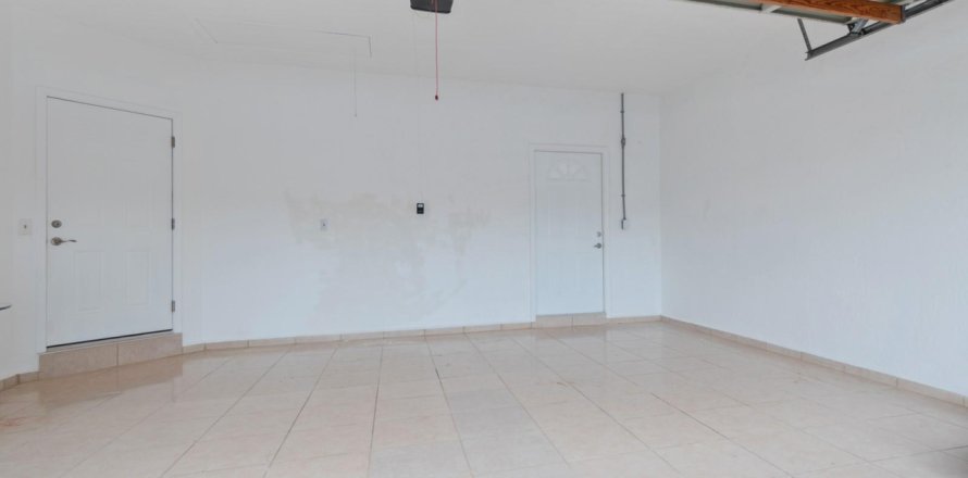 House in Hialeah, Florida 4 bedrooms, 151.43 sq.m. № 1103283