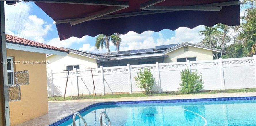 Casa en Coral Springs, Florida 4 dormitorios, 178.65 m2 № 2048435