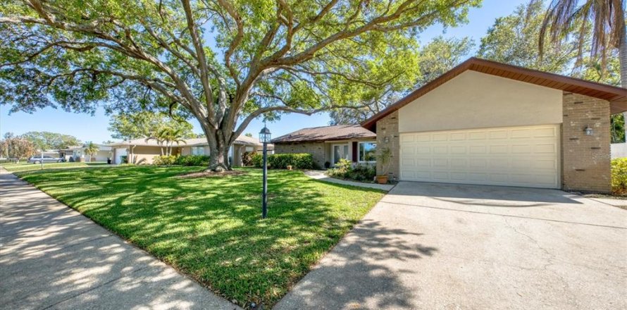 House in Largo, Florida 3 bedrooms, 211.91 sq.m. № 2093584