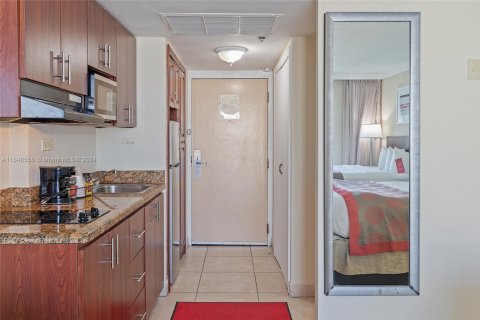 Condo in Sunny Isles Beach, Florida  № 1701366 - photo 9