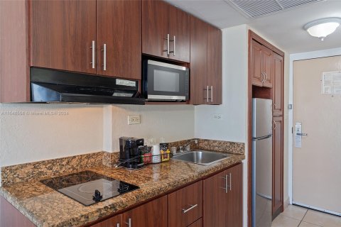 Condo in Sunny Isles Beach, Florida  № 1701366 - photo 7