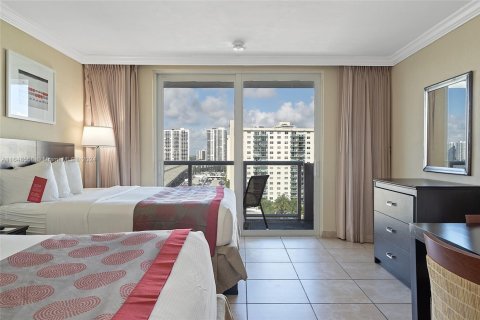 Condo in Sunny Isles Beach, Florida  № 1701366 - photo 13