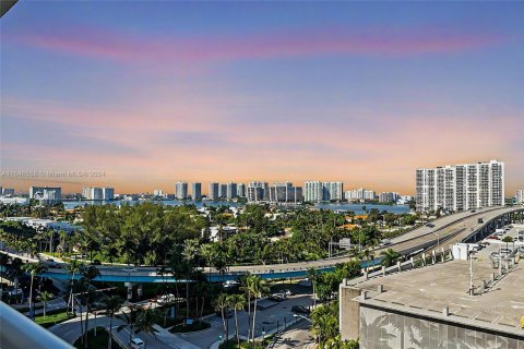 Condo in Sunny Isles Beach, Florida  № 1701366 - photo 2