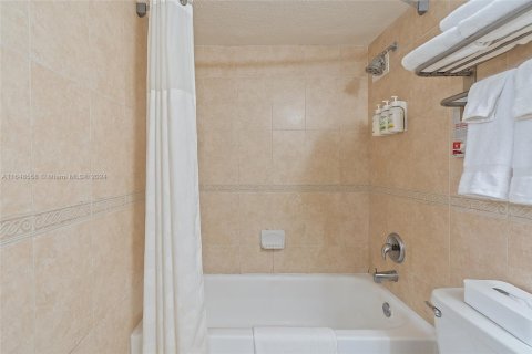Condo in Sunny Isles Beach, Florida  № 1701366 - photo 28