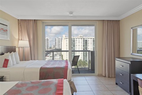 Condo in Sunny Isles Beach, Florida  № 1701366 - photo 15