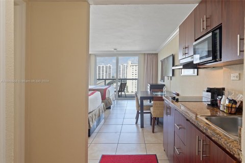 Condo in Sunny Isles Beach, Florida  № 1701366 - photo 5