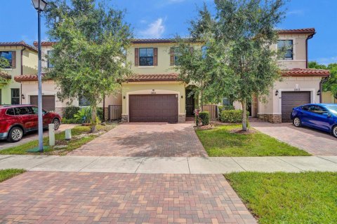 House in Tamarac, Florida 3 bedrooms, 171.13 sq.m. № 2353789
