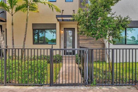 Townhouse in Fort Lauderdale, Florida 3 bedrooms, 164.07 sq.m. № 1938747 - photo 2