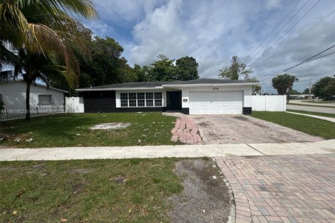 House in North Lauderdale, Florida 4 bedrooms, 155.7 sq.m. № 1686371 - photo 1