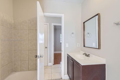 House in North Lauderdale, Florida 4 bedrooms, 155.7 sq.m. № 1686371 - photo 15