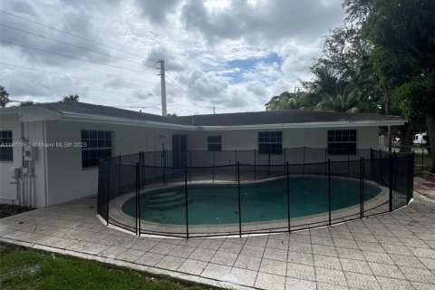 House in North Lauderdale, Florida 4 bedrooms, 155.7 sq.m. № 1686371 - photo 2