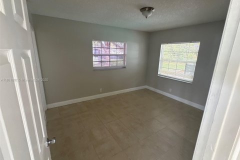 House in North Lauderdale, Florida 4 bedrooms, 155.7 sq.m. № 1686371 - photo 5