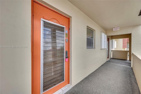 Condo in Sunrise, Florida, 2 bedrooms  № 2030007 - photo 3