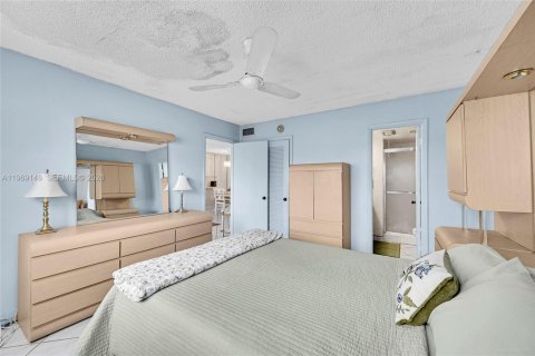 Condo in Sunrise, Florida, 2 bedrooms  № 2030007 - photo 18