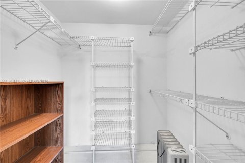 Condo in Sunrise, Florida, 2 bedrooms  № 2030007 - photo 20