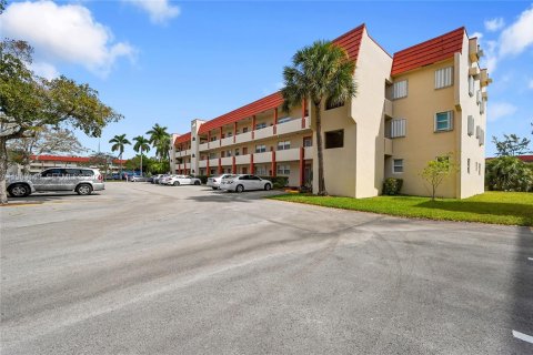 Condo in Sunrise, Florida, 2 bedrooms  № 2030007 - photo 2