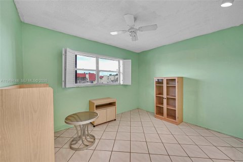 Condo in Sunrise, Florida, 2 bedrooms  № 2030007 - photo 21