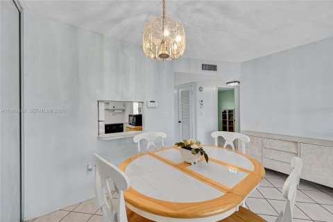 Condo in Sunrise, Florida, 2 bedrooms  № 2030007 - photo 7