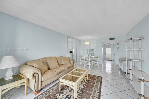 Condo in Sunrise, Florida, 2 bedrooms  № 2030007 - photo 8