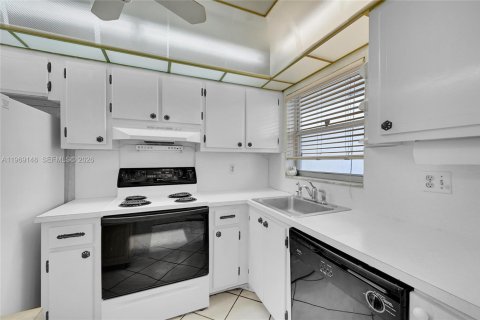 Condo in Sunrise, Florida, 2 bedrooms  № 2030007 - photo 12