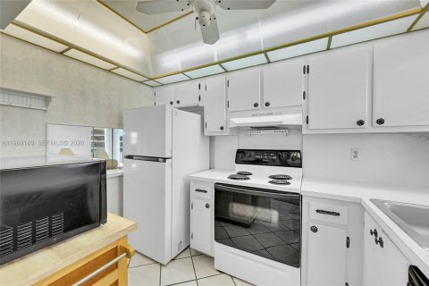 Condo in Sunrise, Florida, 2 bedrooms  № 2030007 - photo 13