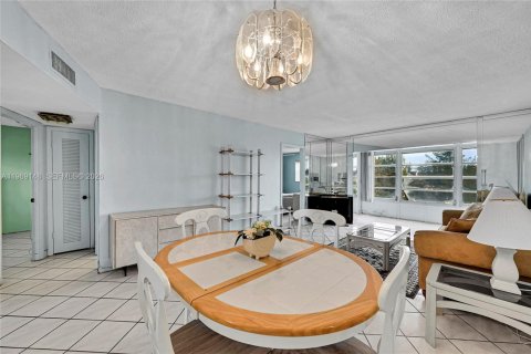 Condo in Sunrise, Florida, 2 bedrooms  № 2030007 - photo 6