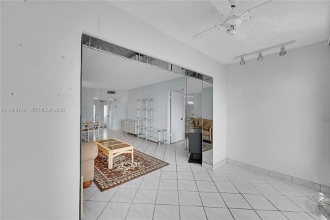 Condo in Sunrise, Florida, 2 bedrooms  № 2030007 - photo 11