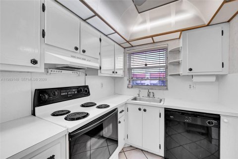 Condo in Sunrise, Florida, 2 bedrooms  № 2030007 - photo 15