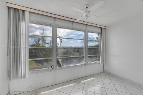 Condo in Sunrise, Florida, 2 bedrooms  № 2030007 - photo 25