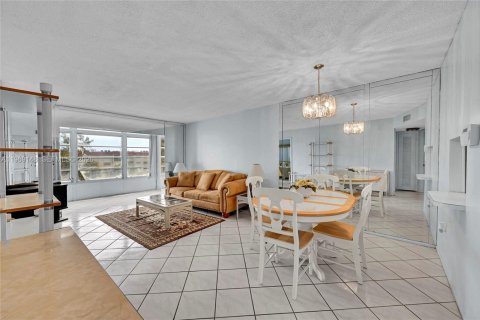 Condo in Sunrise, Florida, 2 bedrooms  № 2030007 - photo 5
