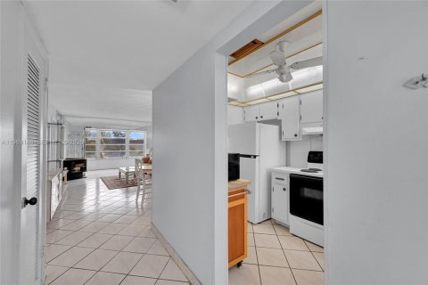 Condo in Sunrise, Florida, 2 bedrooms  № 2030007 - photo 4