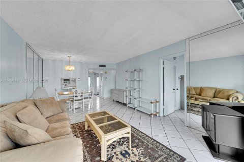 Condo in Sunrise, Florida, 2 bedrooms  № 2030007 - photo 9