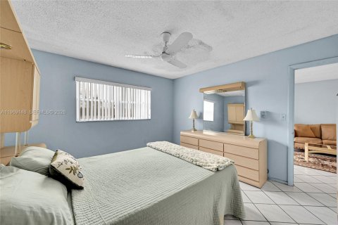 Condo in Sunrise, Florida, 2 bedrooms  № 2030007 - photo 17