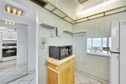 Condo in Sunrise, Florida, 2 bedrooms  № 2030007 - photo 14