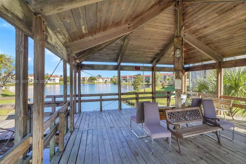 Condo in Sunrise, Florida, 2 bedrooms  № 2030007 - photo 28