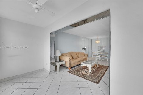 Condo in Sunrise, Florida, 2 bedrooms  № 2030007 - photo 10
