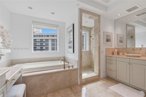 Condo in Bal Harbour, Florida, 2 bedrooms  № 2067576 - photo 21