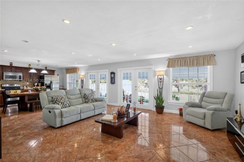 Villa ou maison à vendre à Miami, Floride: 5 chambres, 205.96 m2 № 1988042 - photo 15