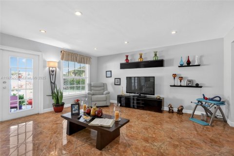 Villa ou maison à vendre à Miami, Floride: 5 chambres, 205.96 m2 № 1988042 - photo 17