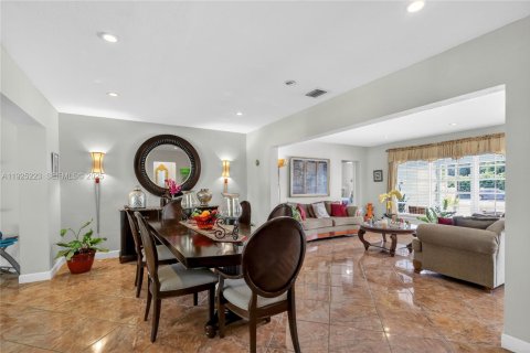Villa ou maison à vendre à Miami, Floride: 5 chambres, 205.96 m2 № 1988042 - photo 12
