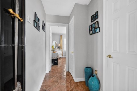 Villa ou maison à vendre à Miami, Floride: 5 chambres, 205.96 m2 № 1988042 - photo 29