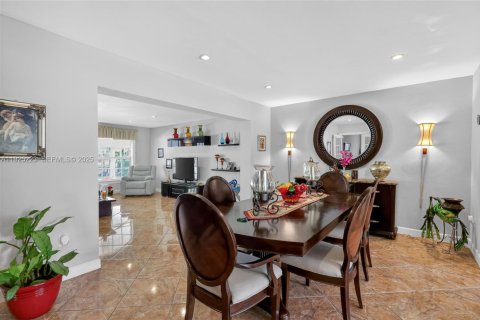 Villa ou maison à vendre à Miami, Floride: 5 chambres, 205.96 m2 № 1988042 - photo 11