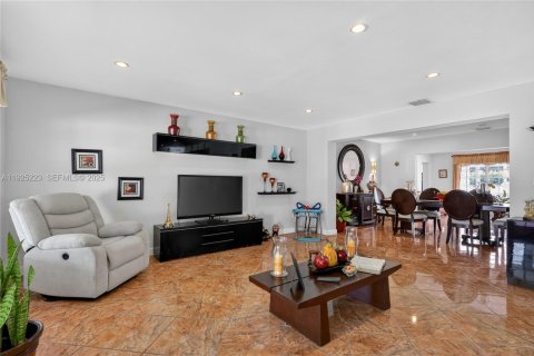 Villa ou maison à vendre à Miami, Floride: 5 chambres, 205.96 m2 № 1988042 - photo 16