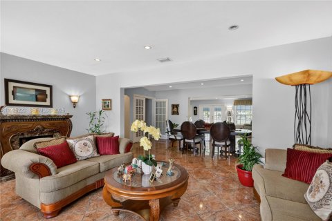 Villa ou maison à vendre à Miami, Floride: 5 chambres, 205.96 m2 № 1988042 - photo 9