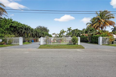 Villa ou maison à vendre à Miami, Floride: 5 chambres, 205.96 m2 № 1988042 - photo 2
