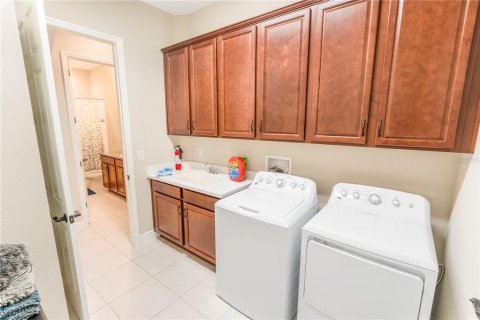 House in Apollo Beach, Florida 5 bedrooms, 337.98 sq.m. № 1908354 - photo 9